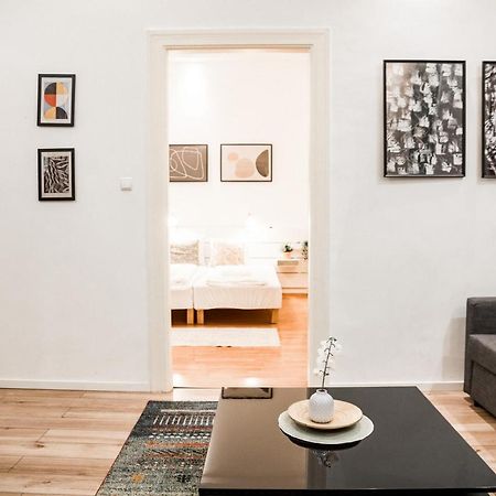 Stylish And Spacious ! Central Location Kazincy Netflix Budapest Exterior photo
