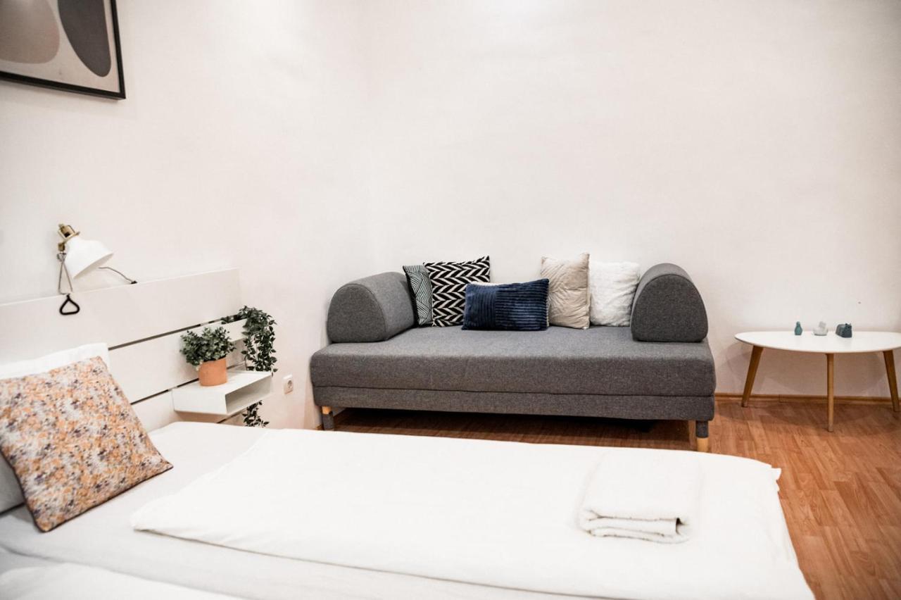 Stylish And Spacious ! Central Location Kazincy Netflix Budapest Exterior photo