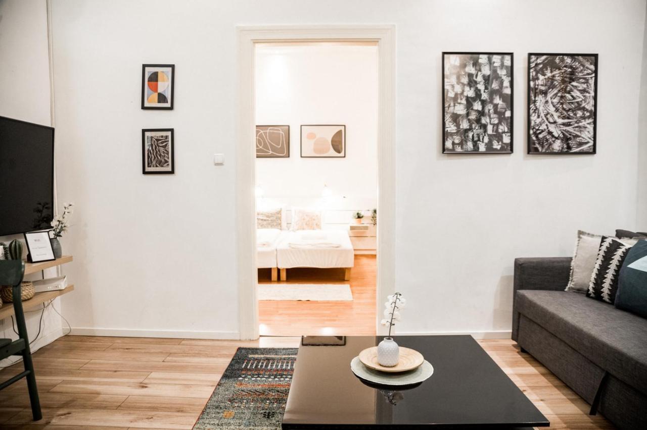 Stylish And Spacious ! Central Location Kazincy Netflix Budapest Exterior photo