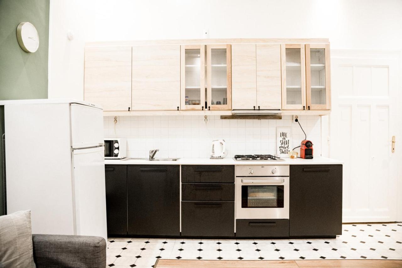 Stylish And Spacious ! Central Location Kazincy Netflix Budapest Exterior photo