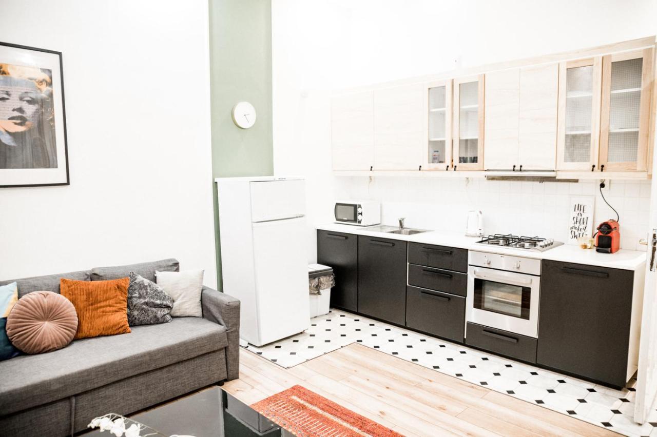 Stylish And Spacious ! Central Location Kazincy Netflix Budapest Exterior photo