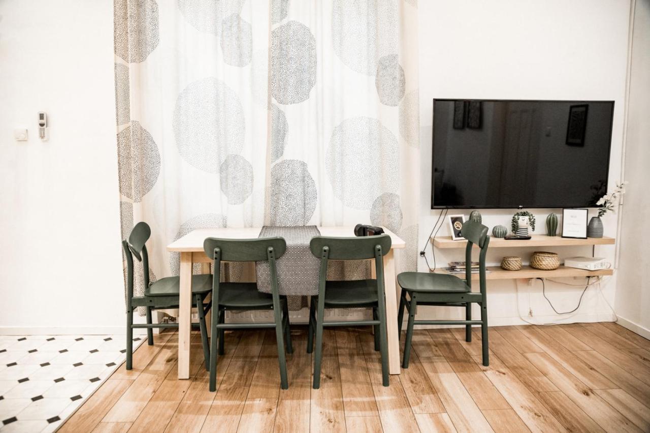 Stylish And Spacious ! Central Location Kazincy Netflix Budapest Exterior photo
